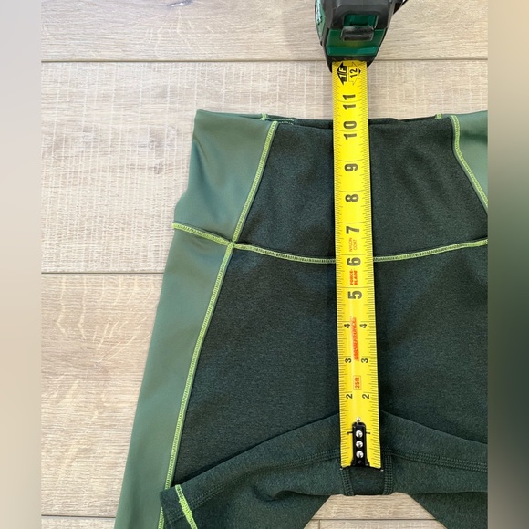 GOOD AMERICAN the dual life tonal biker shorts in heathered forest size 0 - Picture 12 of 14